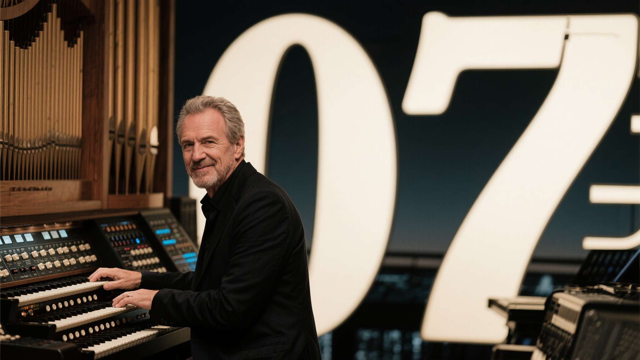 拉娜·德雷献声《007:初露锋芒》 传奇配乐师回归! 若汉斯·季默正式加盟《007:初露锋芒》,这将是他首次深度参与007系列。他惯用